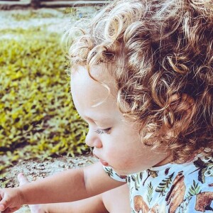 Mariana Bridi admitiu falta de disposição de deixar o filho, Valentim, brincar com terra em alguns casos: 'Invento outra coisa para tirar a atenção da bagunça!'