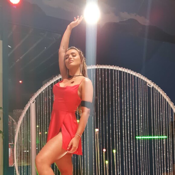 Rafa Kalimann adora produções com um ar girlie, como esse vestido vermelho com fenda