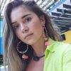No 'Big Brother Brasil 20', Gizelly adota um estilo mais casual, mas aposta em detalhes fashion, como brincos e camisa neon