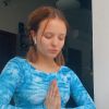 Larissa Manoela volta a praticar ioga durante a quarentena
