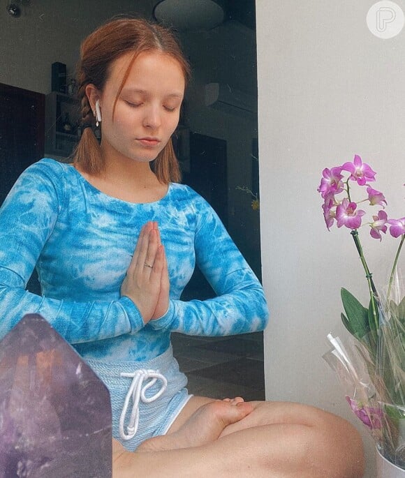 Larissa Manoela volta a praticar ioga durante a quarentena