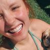 Larissa Manoela toma sol com um de seus nove pets