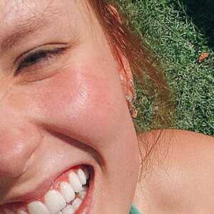 Larissa Manoela toma sol com um de seus nove pets