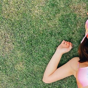 Larissa Manoela toma sol e garante a dose diária de vitamina D