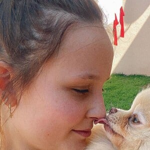 Larissa Manoela brinca com pet na quarentena