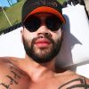 Gusttavo Lima mostrou tatuagens e músculos em foto na web