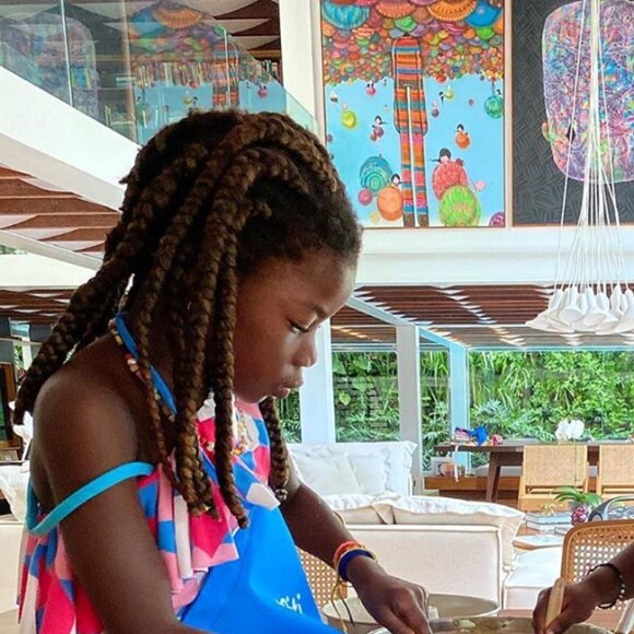 Títi sugeriu Eduardo como nome do irmão. 'Esse menino é um fofo e estuda com ela na escola', explicou Giovanna Ewbank