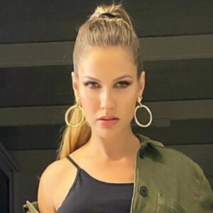 Andressa Suita aposta em look com parca verde militar para nova live de Gusttavo Lima, em 11 de abril de 2020