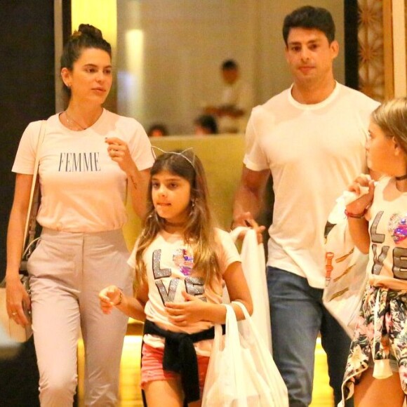 Mulher de Cauã Reymond, Mariana Goldfarb tem apoiado o ator nos cuidados com a filha, Sofia