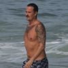 Paulo Vilhena é criticado por furar a quarentena e ir à praia após suspeitas de coronavírus
