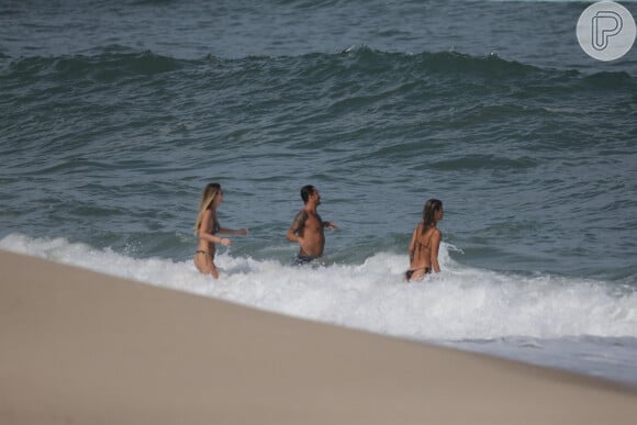 Paulo Vilhena curtiu mergulho no mar com a nova namorada, Maria Luiza Silveira, e a cunhada, Maria Fernanda