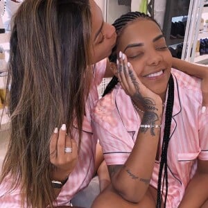 Mulher de Ludmilla mostra silicone em vídeo