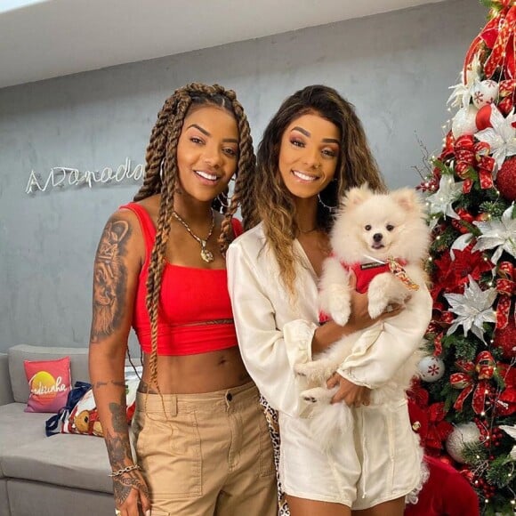 Mulher de Ludmilla mostra silicone brilhando no escuro