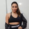 Anitta faz abdominal em live com personal