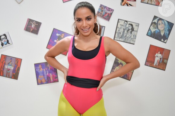 Anitta treina de biquíni em live com personal