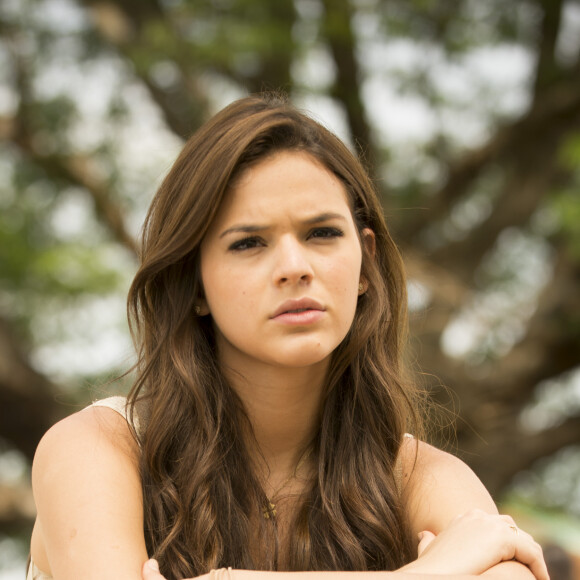Bruna Marquezine mostrou uma foto de 2014 em que aparecia com Manu Gavassi