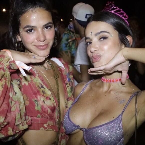 Bruna Marquezine resgata foto de 2014 com Manu Gavassi e semelhança confunde fãs em foto nesta segunda-feira, dia 20 de abril de 2020