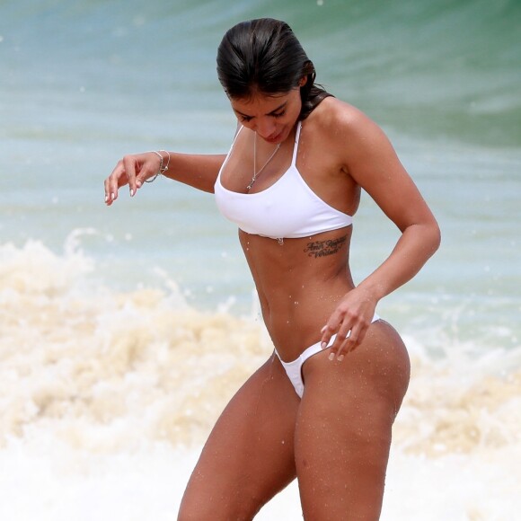 Anitta deixou marca do bronze à mostra em vídeo de dança na web