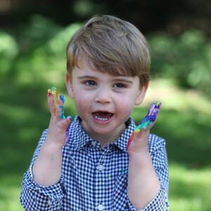Filho mais novo de Kate Middleton e William, Louis foi comparado aos irmãos na web