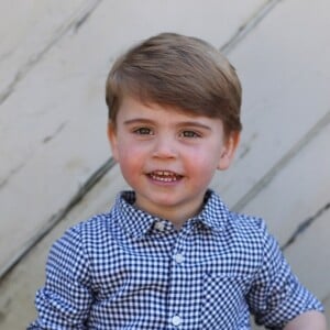 Filho mais novo de Kate Middleton e William, Louis usou lookinho xadrez em fotos feitas pela mãe