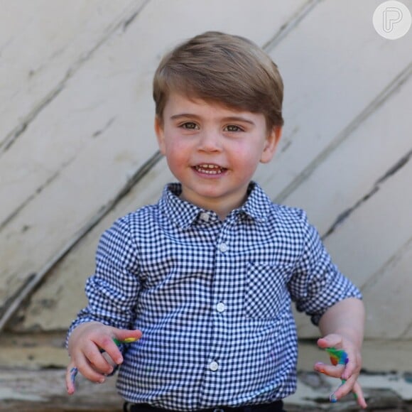 Filho mais novo de Kate Middleton e William, Louis usou lookinho xadrez em fotos feitas pela mãe