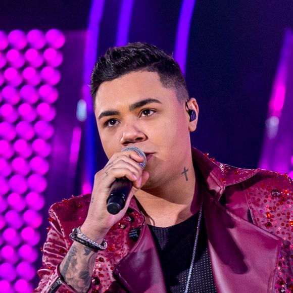 Felipe Araújo revelou que seu personal stylist é irmão de Zeca Camargo