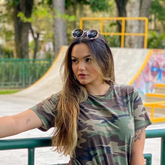 Suzanna Freitas, filha de Kelly Key, está isolada por conta da pandemia do novo coronavírus