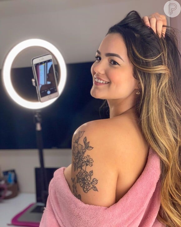 Filha de Kelly Key, Suzanna Freitas deixou tatuagem à mostra em foto