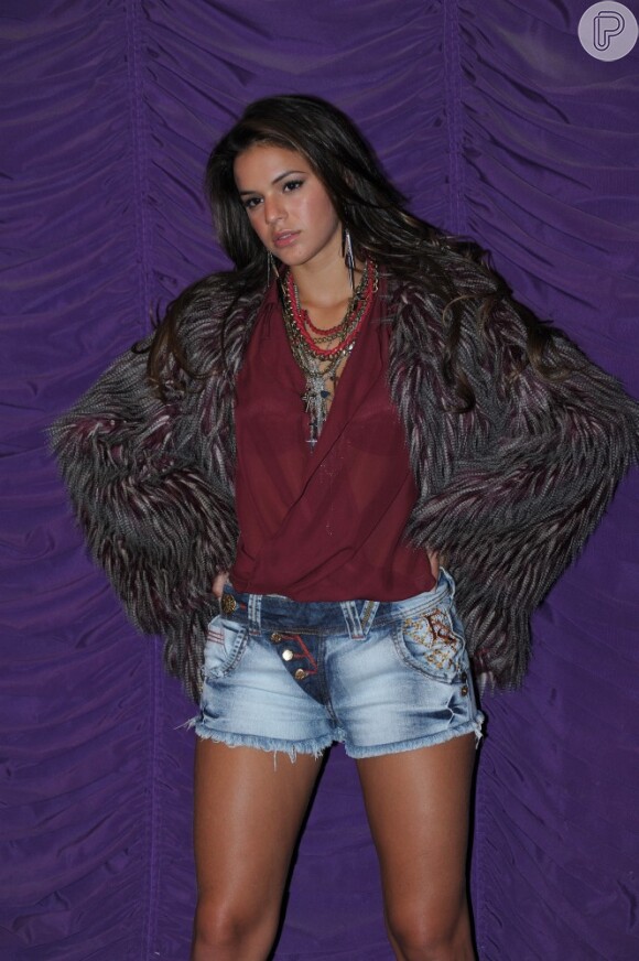 Bruna Marquezine sensualiza em ensaio para camapnha de uma grife de jeans