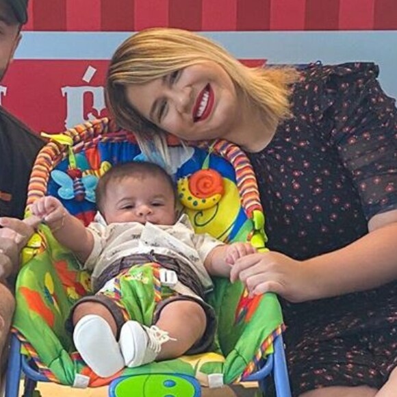 Marília Mendonça encanta Gusttavo Lima e mais famosos por foto de filho