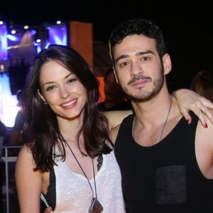 Grávida, Rosanne Mulholland mostrou a evolução da barriguinha em fotos