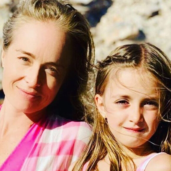 Filha de Angélica e Luciano Huck tietou a mãe na TV e dançou balé com o pai