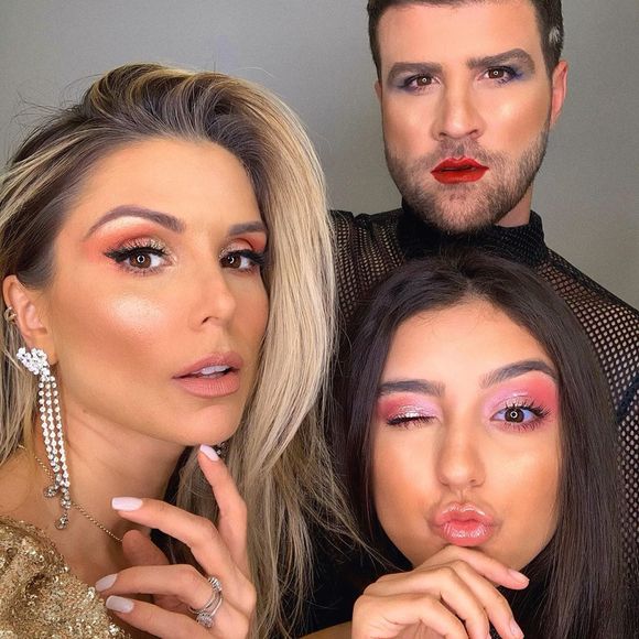 Flávia Viana anunciou a gravidez com uma foto da família reunida