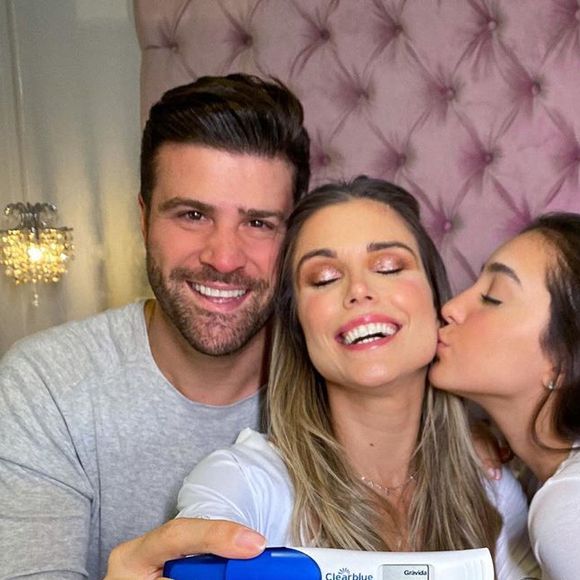 Foto de Flávia Viana anunciando gravidez é comemorada por amigas famosas