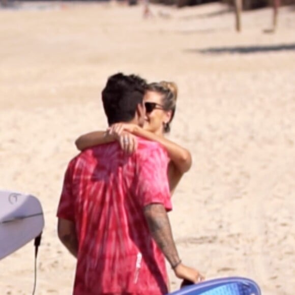 Yasmin Brunet e Gabriel Medina brincam em aula de surfe