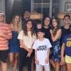 Yasmin Brunet e Gabriel Medina se divertem com a família do surfista
