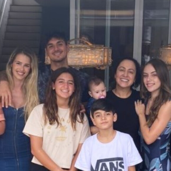 Yasmin Brunet e Gabriel Medina se divertem com a família do surfista