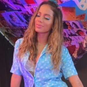 Anitta usa look estiloso e recebe famosos em programa na TV