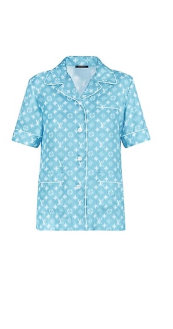 Anitta aposta usa camisa com monograma em pijama de luxo
