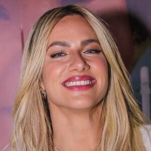 Giovanna Ewbank faz bazar solidário com mais de 500 peças da família. Aos detalhes!