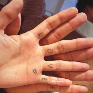 Yasmin Brunet e Gabriel Medina apareceram com desenhos iguais nas mãos e fãs especularam se é mesmo uma tatuagem