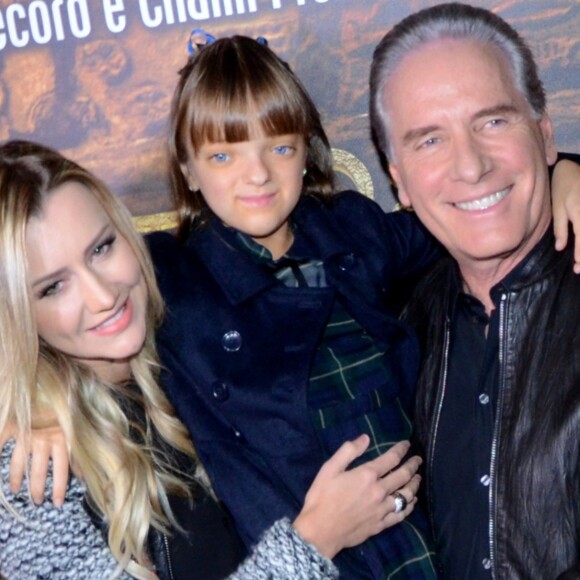 Roberto Justus mostrou filha Rafaella segurando a irmã Vicky em foto nesta terça-feira, 19 de maio de 2020