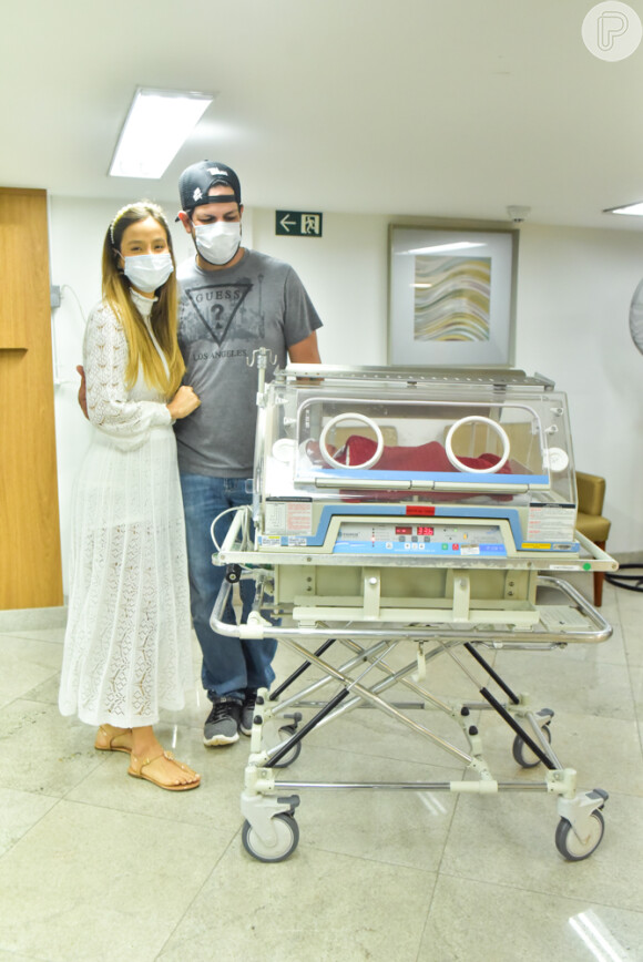 Sorocaba e a mulher, Biah Rodrigues, saíram da maternidade com máscaras por conta da pandemia de coronavírus
