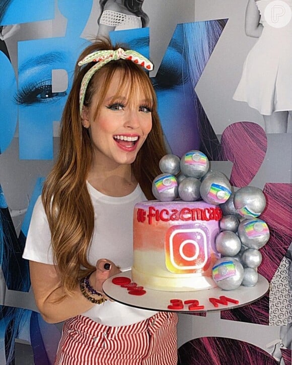 Larissa Manoela comemorou a marca de 32 milhões de seguidores com bolo com logo da TV Globo