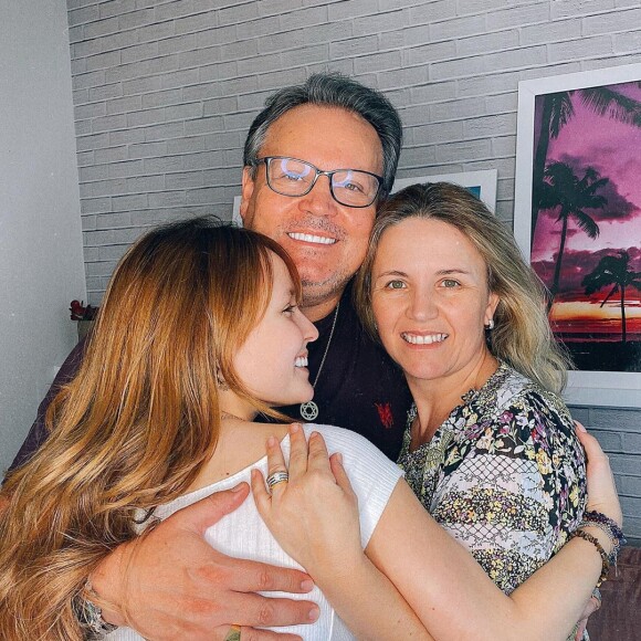 Larissa Manoela mora com os pais, Silvana e Gilberto durante quarentena