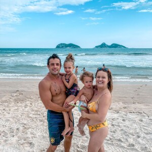 Mariana Bridi e Rafael Cardoso estão passando a quarentena com os filhos, Valentim e Aurora