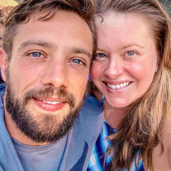 Rafael Cardoso brinca com filhos em foto e mulher do ator esclarece: 'Parece que tá pelado, mas de cueca'