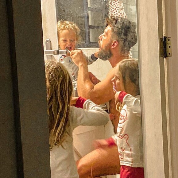 Mariana Bridi posta foto de momento fofo do marido, Rafael Cardoso, com filhos do casal