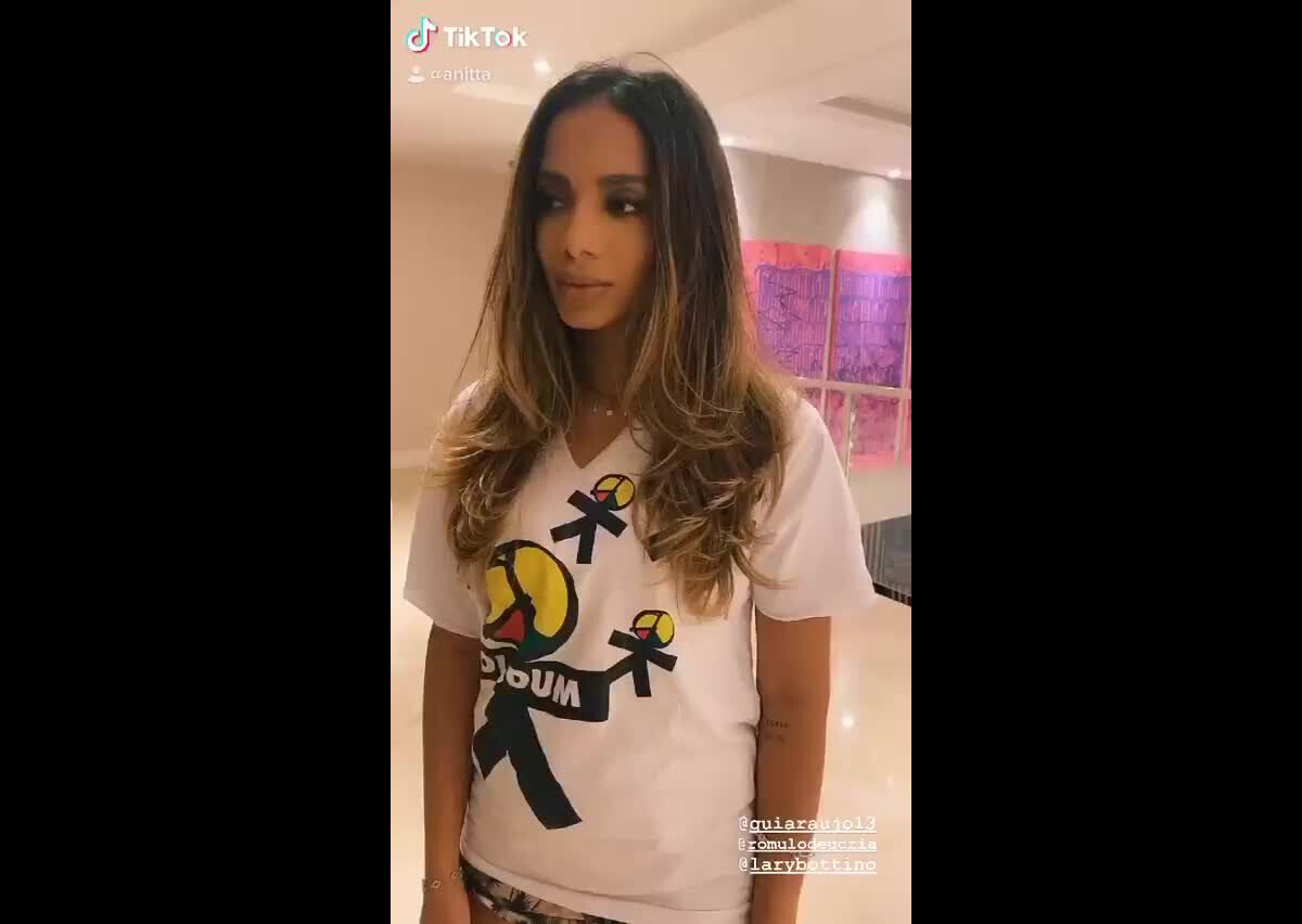 Vídeo: Anitta se diverte em vídeo para o Tik Tok - Purepeople