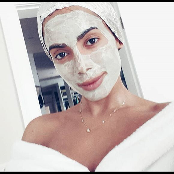 Anitta adota skin care na quarentena